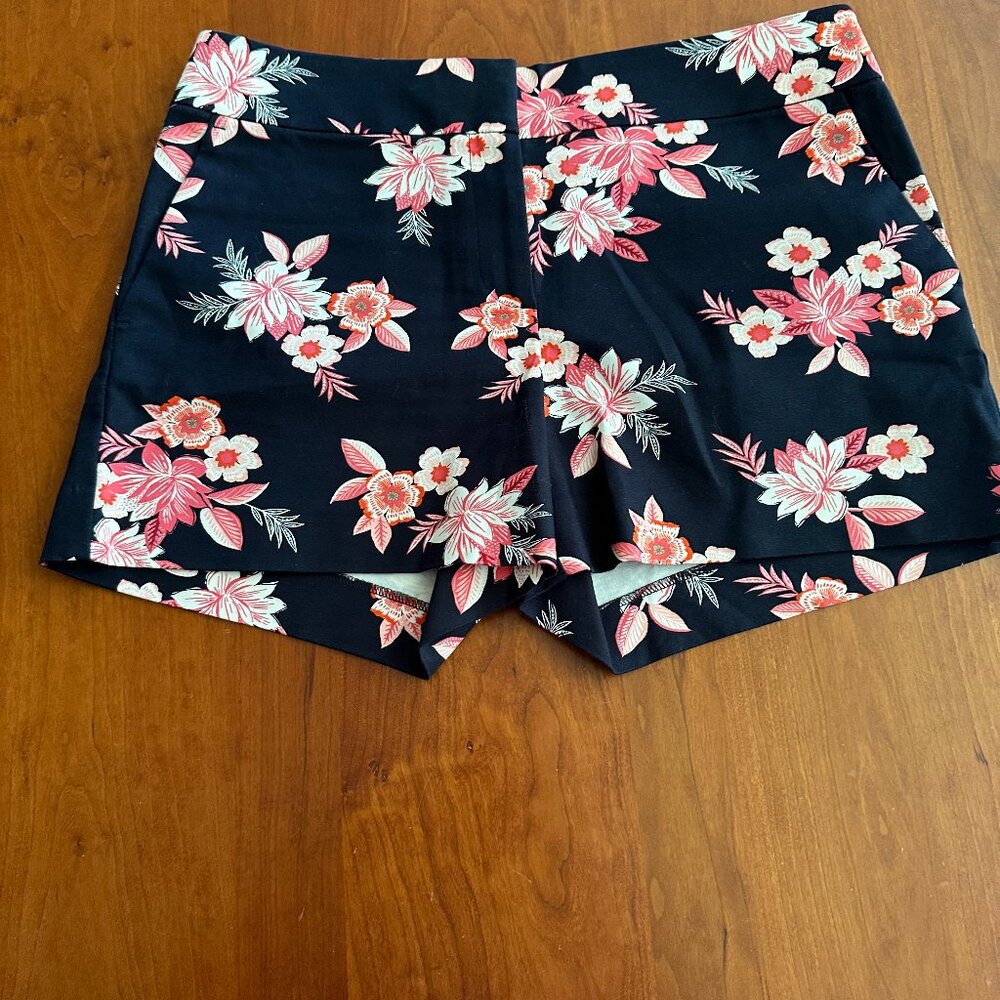 Loft Wms Black w/ pink White Flowers shorts size 6